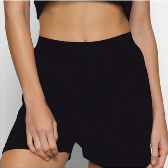 NWT SKIMS Boyfriend Loose Boxer In Onyx Black Casual Relaxed Lounge Boxer Shorts - Picture 4 of 10
